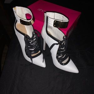 A Black and White Evyana Pump. Size 8 . A Shoe Dazzle Design